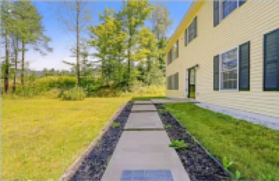 Upstairs unit- sleeps 4- minutes to Smugglers Notch Ski resort!