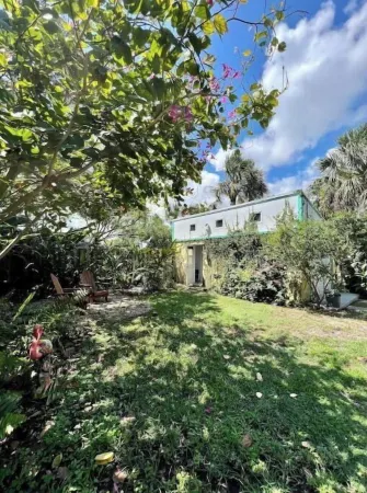 Downtown Tropical Studio Отели в г. Уэст-Палм-Бич