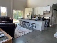 Luxury shome, views above Skagit Valley- EV charge - Wi-Fi