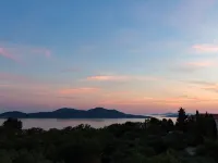 Apartment Lula - Superior Two-Bedroom Apartment with Balcony and Sea View Hotels in Orasac