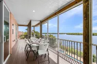 Matlacha/Cape Coral - Kokopelli  House - a  three-story Key West style residence