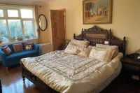 Apartment - Sleeps 4 - Parking - Balcony - Garden