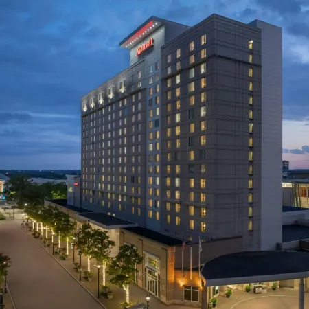 Raleigh Marriott City Center Отели рядом с достопримечательностью «Мемориальная колокольня»