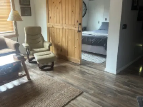 Lovely location close to the lake and downtown Lake CIty & Several beaches. 米索基縣酒店