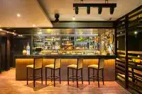Holiday Inn KOLKATA AIRPORT by IHG - بار