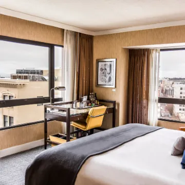 Dossier Hotels near Pioneer Courthouse Square