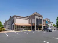 Clarion Pointe McDonough - parking
