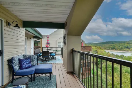 Table Rock Lookout Duo - Spacious Balcony