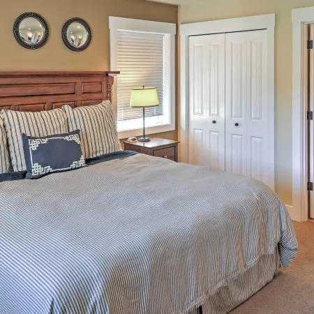 Gorgeous Wapato Point Lakehouse w/ Private Hot Tub