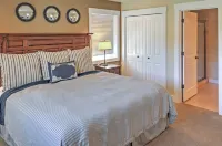 Gorgeous Wapato Point Lakehouse w/ Private Hot Tub - Wifi