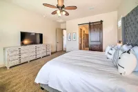 Resort-Style Pool & Spa: Upscale Goodyear Home - Homestays
