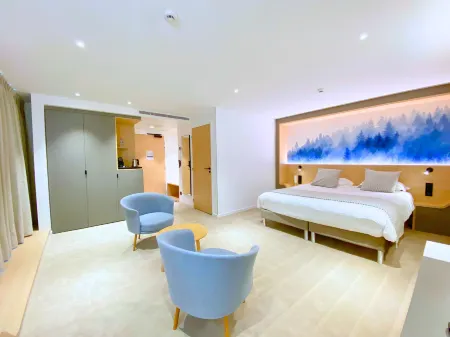 Brit Hotel Piscine & Spa - Fougères Отели в г. Сен-Брис-ан-Коглес