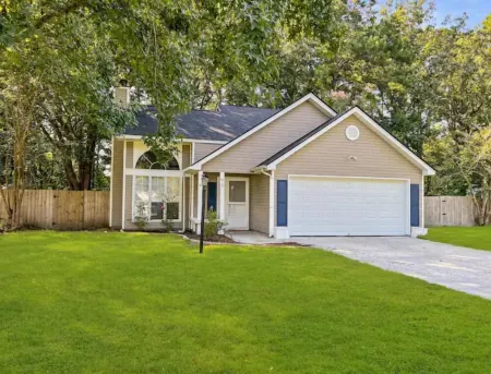 Paramour: huge yard home with ground floor bedroom 25 min to Charleston