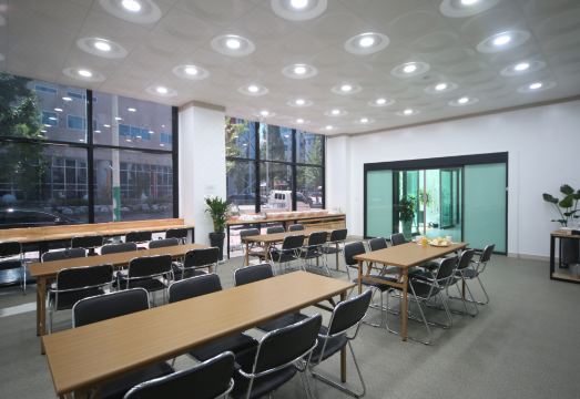 계룡 호텔계룡의 넓은 객실 또는 공용공간 이미지