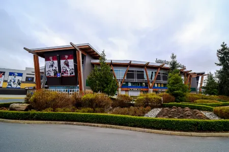 Holiday Inn Express & Suites LANGLEY by IHG