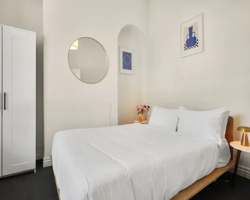 Charming 2-Bed Home with Outdoor Space in Cremorne Hotels in Cremorne