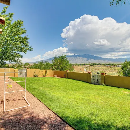Stunning Sandia Mtn Views: Rio Rancho Retreat