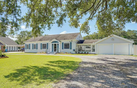 寧靜庭院與日光室：寵物友好的鮑德溫住宅