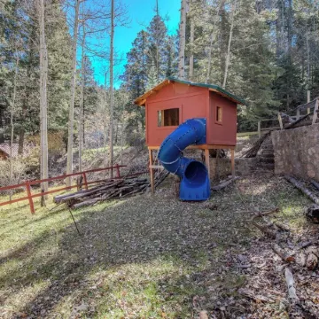 Cozy cottage nestled in the middle of Cloudcroft