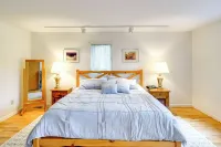 Great Barrington Lakeside Getaway w/ Kayak & Grill - Parkplatz