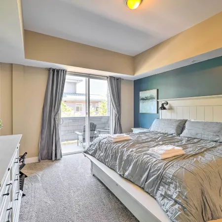Grand Haven Condo - Walk to Nearby Hot Spots!