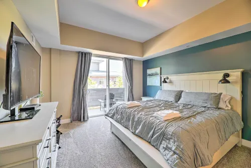 Grand Haven Condo - Walk to Nearby Hot Spots!