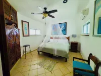 Beautiful Private Tropical Oasis 2 Bedroom 2 Bath Apt, Chef's Kitchen. 1st Floor