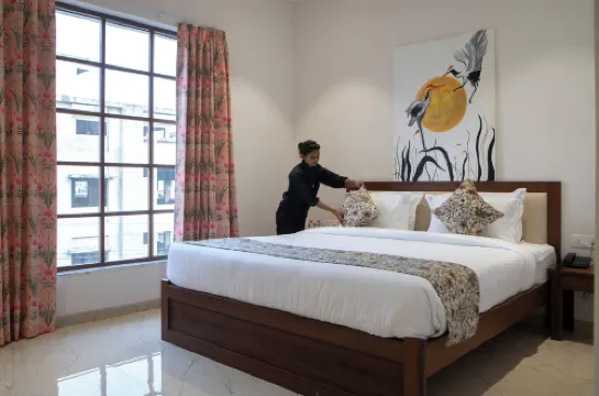 MAYA'S MANOR - A Luxury Lake View Boutique Hotel