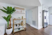Flamingo Retreat Steps to Downtown Pool Home - พร้อมระเบียง
