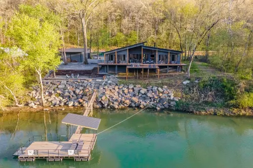 Riverfront Heber Springs Home with Dock and Slip! - Badekar