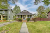 1 Mi to Akron Zoo: Ranch-style Home w/ Yard! - Homestays