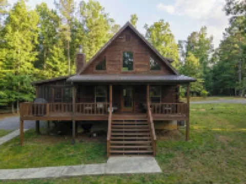 Cozy Cabin with Dock, Huge Screen-in Porch, Fire Pit, Fast WiFi and Pet Friendly