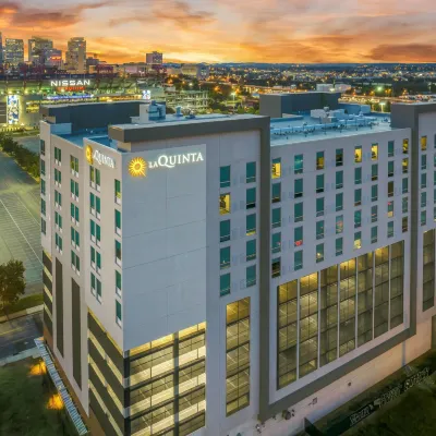 La Quinta Inn & Suites by Wyndham Nashville Downtown/Stadium Hotels near Cumberland Park