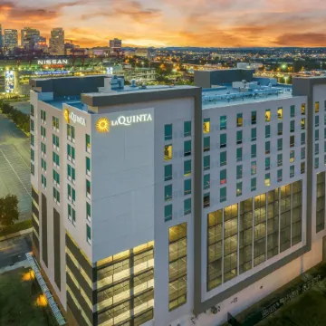 La Quinta Inn & Suites by Wyndham Nashville Downtown/Stadium Отели рядом с достопримечательностью «Музей Пэтси Клайн»