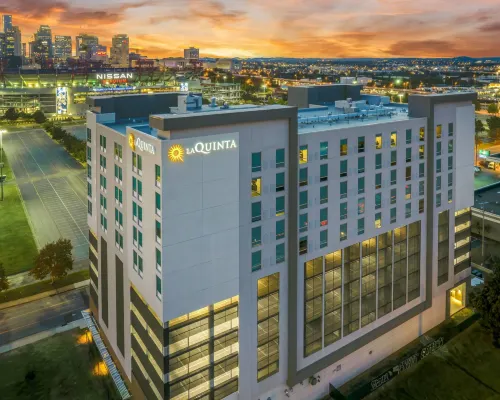 La Quinta Inn & Suites by Wyndham Nashville Downtown/Stadium Hotels near Cumberland Park
