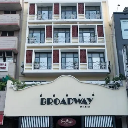 Broadway An Alivaa Collection Hotel Отели рядом с достопримечательностью «Радж Гхат»