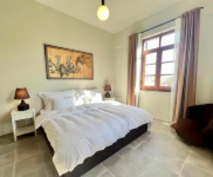 The Colonial Hotel a 