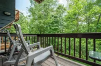 4 Seasons Wisp - Ski In/Ski Out Townhome with Lake Access, Hot Tub