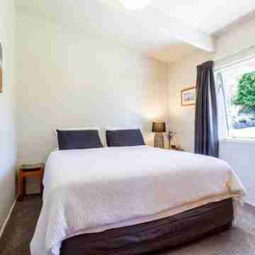 1970's Renovated,self contained 2 bedroom bach Rooms