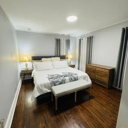 Spacious 3Br Home - Sleeps 10 - Perfect for Families & Groups.