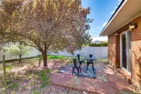 Cozy apartment in charming Moab Downtown with kitchen and great fruit backyard,