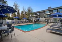 Howard Johnson by Wyndham Fullerton/Anaheim Conference Cntr - Swimmingpools