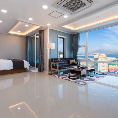 Yeosu Paradise Spa Pension Отели рядом с достопримечательностью «Маяк Хамель»