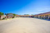 Pleasanton Executive Inn by OYO - Parkplatz
