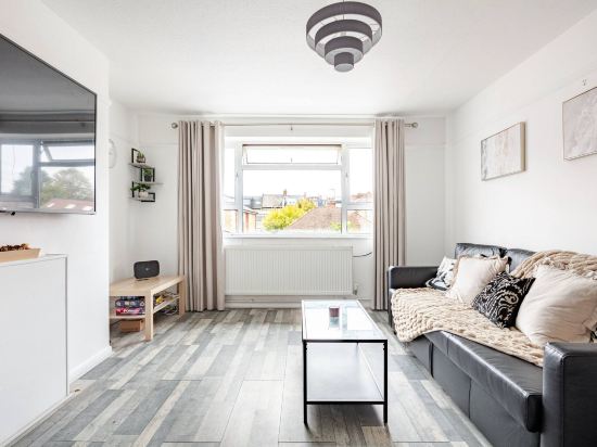 Central Wimbledon Stay, Free Parking & Fast WiFi,  Long Stays Welcome & More!