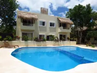 Hotel & Suites Oasis Bacalar - مسبح