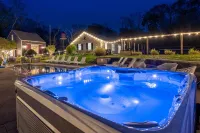 Cape Cod Estate: 2 Homes, Pool, Tennis Court, Game Barn and Bar, Sleeps 20 - Hot Tub
