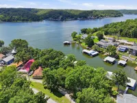 Lakefront Escape With Private Dock, Fire Pit & Screened Porch - 2 estrellas