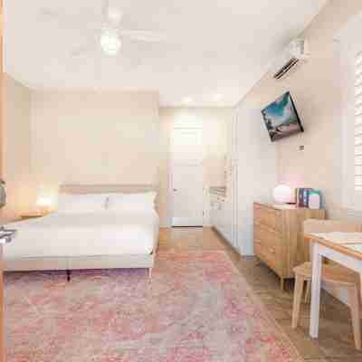 Key West Style Cottage - with pool/hot-tub Rooms