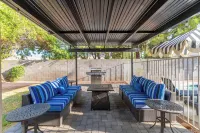 Chandler Home w/ Fire Pit & Putting Green - spa